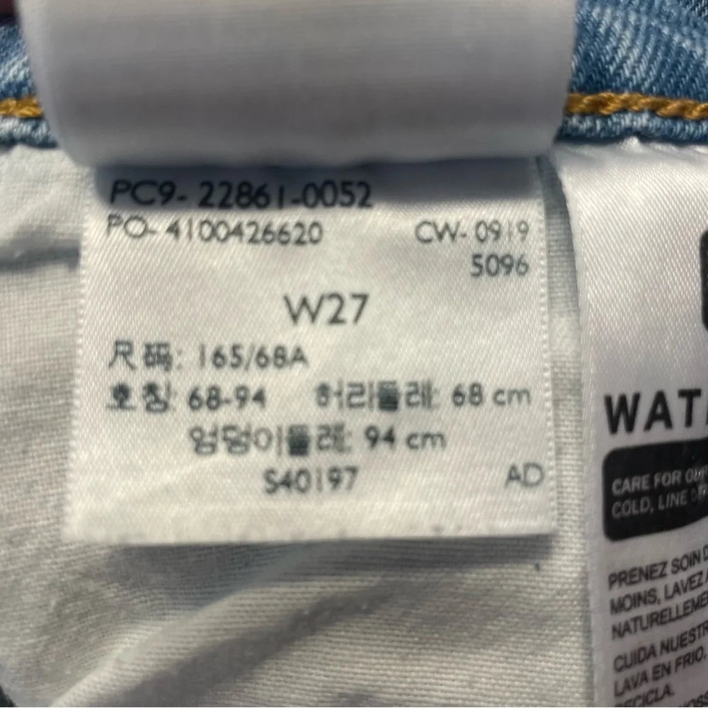 Levi’s Premium Quality Wedgie High Rise Jean Short Button Fly Size 27 Light Wash
